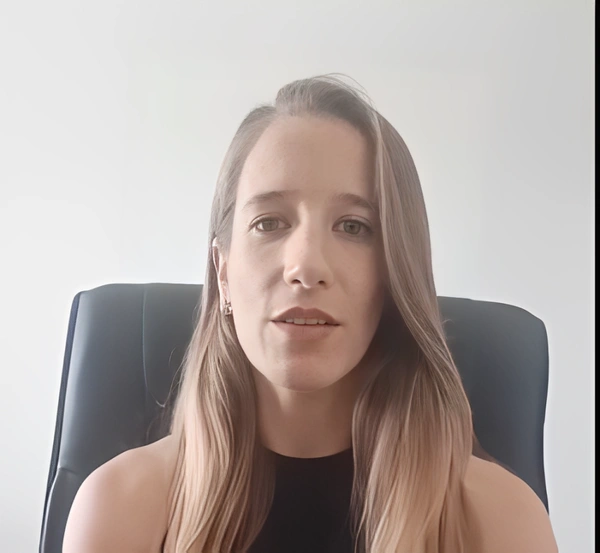 Cristina., alumna de Elliott Traders, destaca la utilidad de ver la operativa en directo durante el curso.