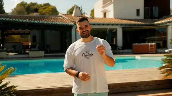 Persona explicando estrategias de marketing de afiliados y negocios digitales